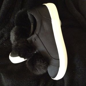 Women's tennis shoes black size 10